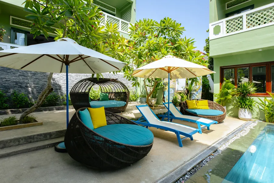 Hồ bơi và ghế nằm ở một villa HÙA